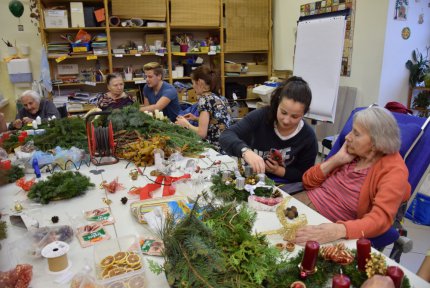 Adventní věncování v Domově Sue Ryder