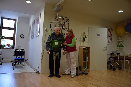 Máme nový stropní závěs na nácvik chůze!