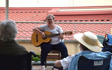 Máme nový stropní závěs na nácvik chůze!