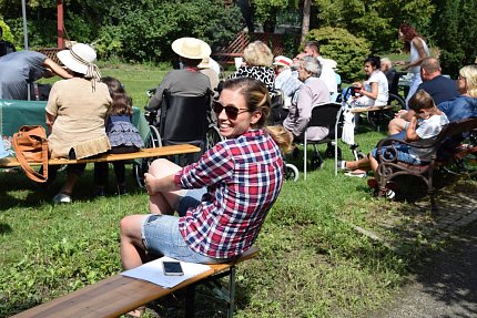 Letní grilování na zahradě