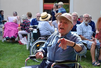 Letní grilování na zahradě