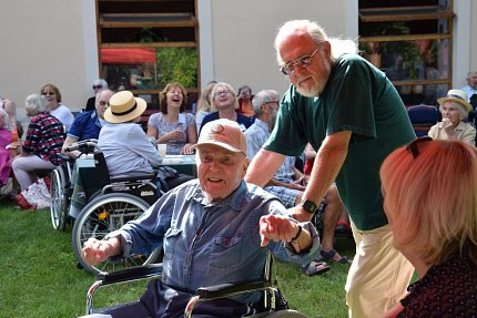 Letní grilování na zahradě