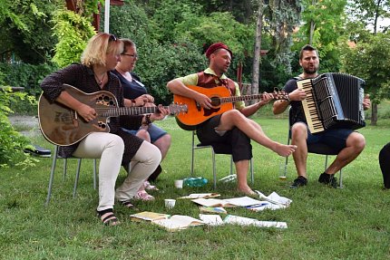 Letní grilování na zahradě