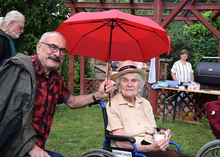 Letní grilování na zahradě