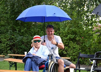 Letní grilování na zahradě