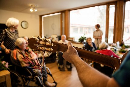 Oslava MDŽ - den před uzavřením domova pro seniory kvůli koronaviru