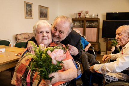 Oslava MDŽ - den před uzavřením domova pro seniory kvůli koronaviru