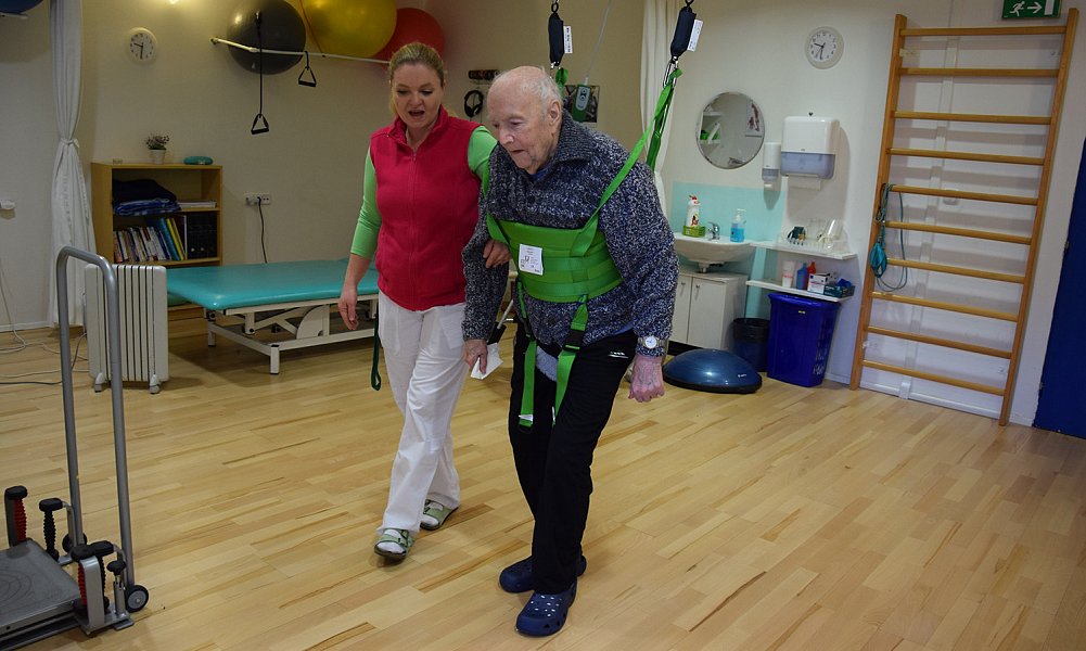 Máme nový stropní závěs na nácvik chůze!